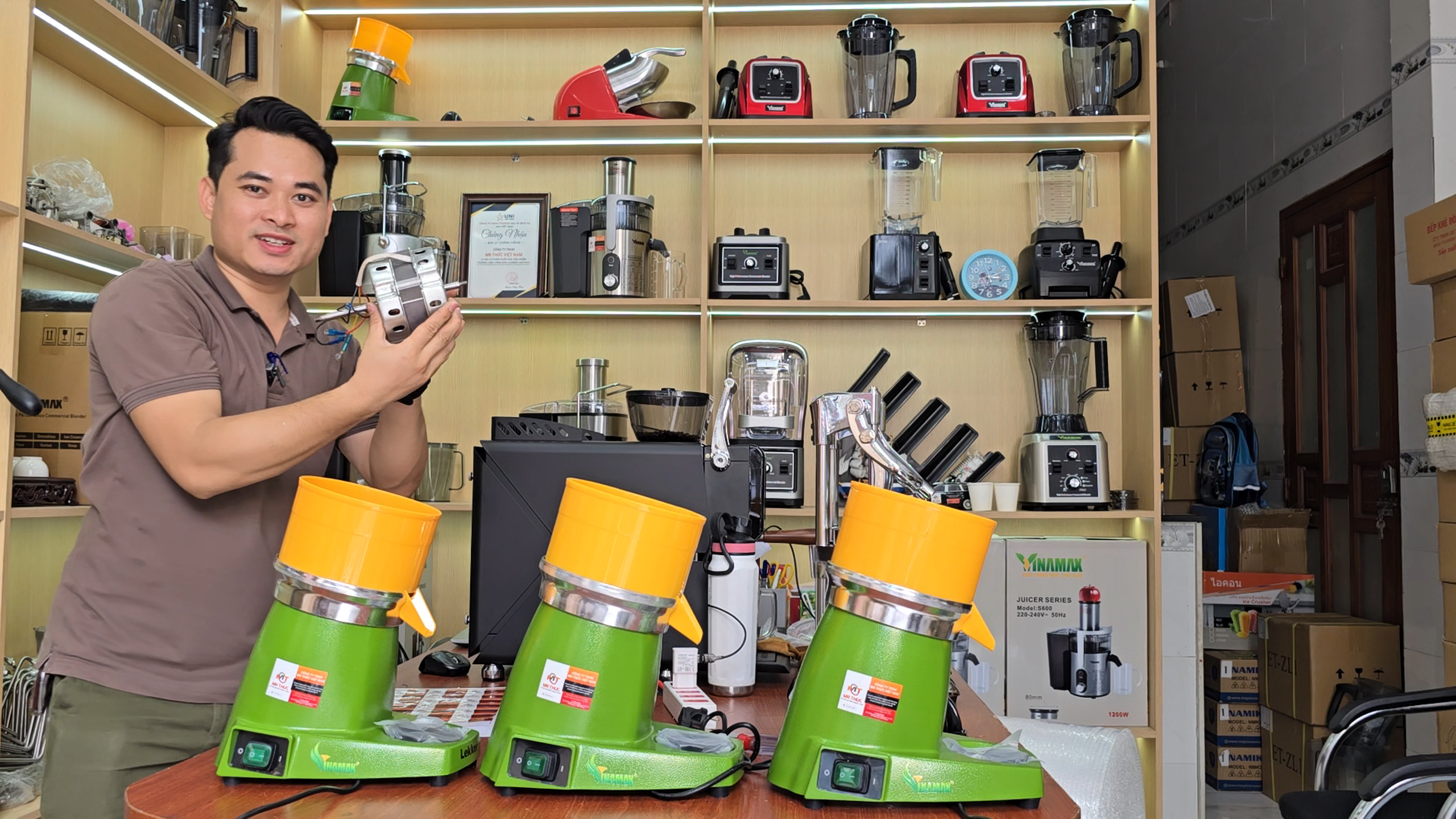 Máy Vắt Bưởi Công Nghiệp – Giải Pháp Tối Ưu Cho Kinh Doanh Nước Ép Hiệu Quả 25 Máy vắt cam công nghiệp điện công suất lớn – trưng bày cùng các thiết bị ép trái cây chuyên dụng khác