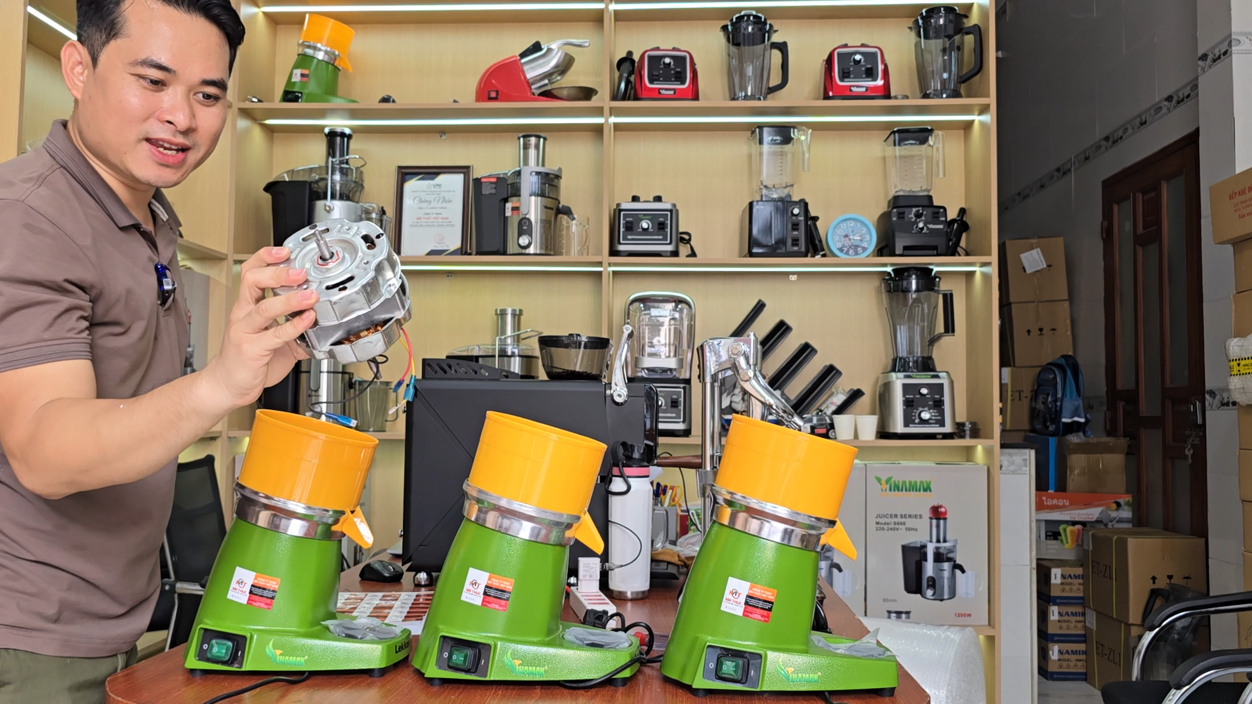 Máy Vắt Bưởi Công Nghiệp – Giải Pháp Tối Ưu Cho Kinh Doanh Nước Ép Hiệu Quả 27 Máy vắt cam công nghiệp bằng điện – motor dây đồng, thân máy gang, lồng nhựa – phù hợp cho bưởi, cam, chanh.