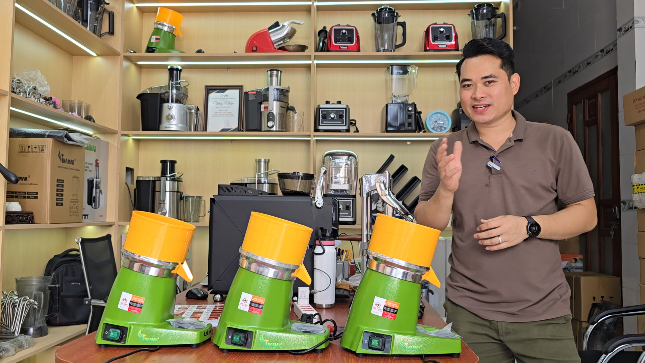 Máy Vắt Bưởi Công Nghiệp – Giải Pháp Tối Ưu Cho Kinh Doanh Nước Ép Hiệu Quả 28 Máy vắt cam công nghiệp bằng điện công suất lớn, thân máy vỏ gang, lồng vắt nhựa, motor dây đồng 100% không chổi than – ép nhanh cam, chanh, bưởi