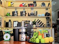 Trang chủ 89 Máy ép trái cây công suất lớn 800W đặt tại showroom, kèm nguyên liệu ép: cà rốt, ổi, cóc, dứa, cần tây