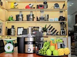 Trang chủ 89 Máy ép trái cây công suất lớn 800W đặt tại showroom, kèm nguyên liệu ép: cà rốt, ổi, cóc, dứa, cần tây