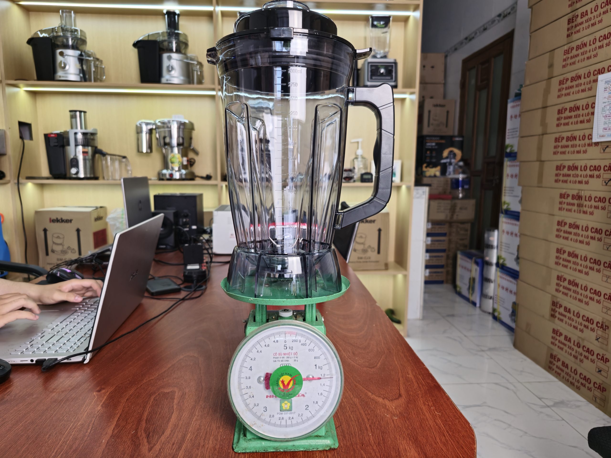 Máy Xay Sinh Tố Công Nghiệp VINAMAX S450 - 2900W Cối 3 Lít 17 Cối xay 3 lít bằng nhựa kháng vỡ dùng cho máy xay sinh tố công nghiệp Vinamax S450.