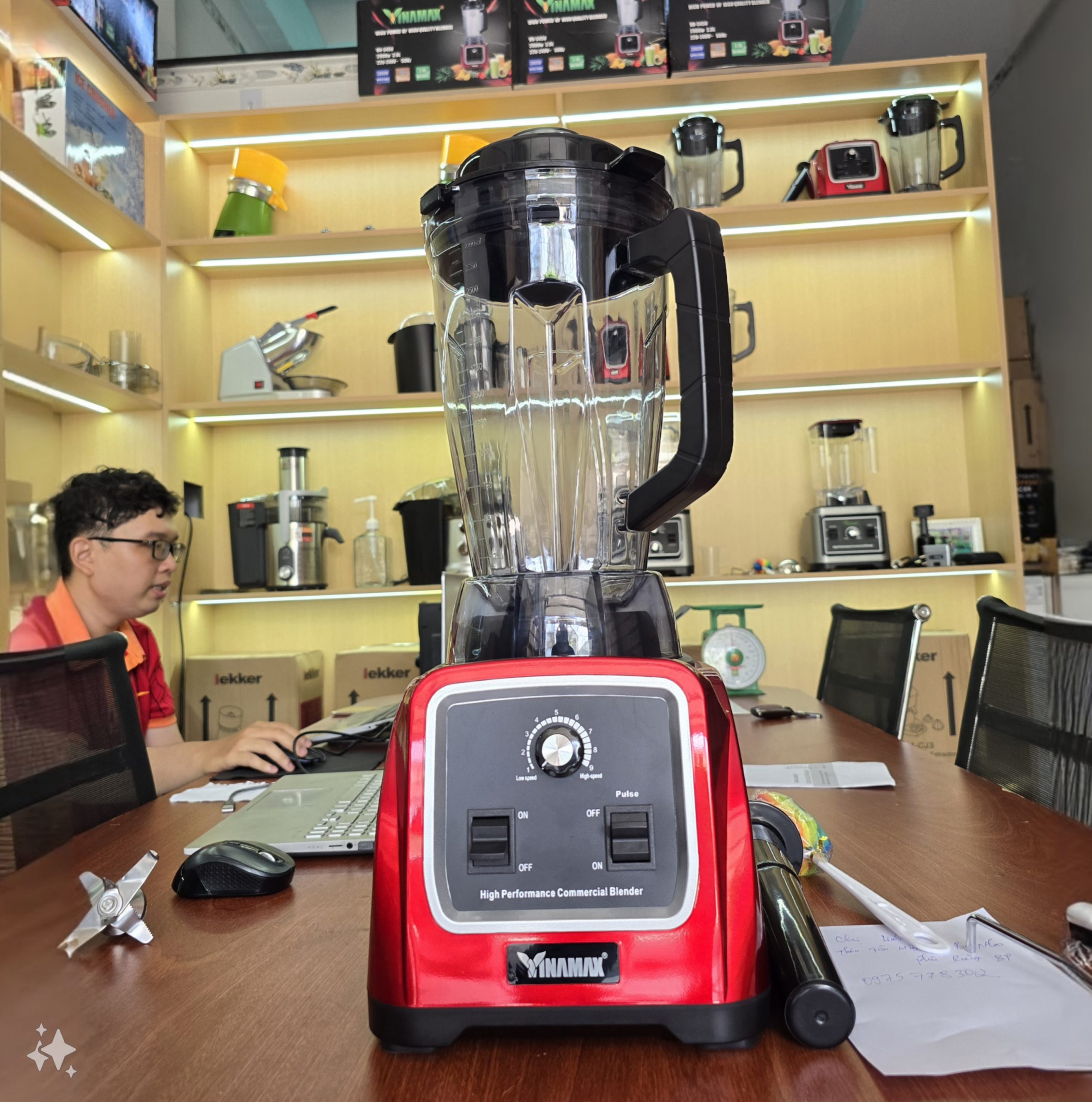 Máy Xay Sinh Tố Công Nghiệp VINAMAX S450 - 2900W Cối 3 Lít 5 Máy xay sinh tố Vinamax S450 công suất 2900W, cối xay 3 lít, thiết kế bền bỉ, phù hợp cho nhà hàng và quán cà phê
