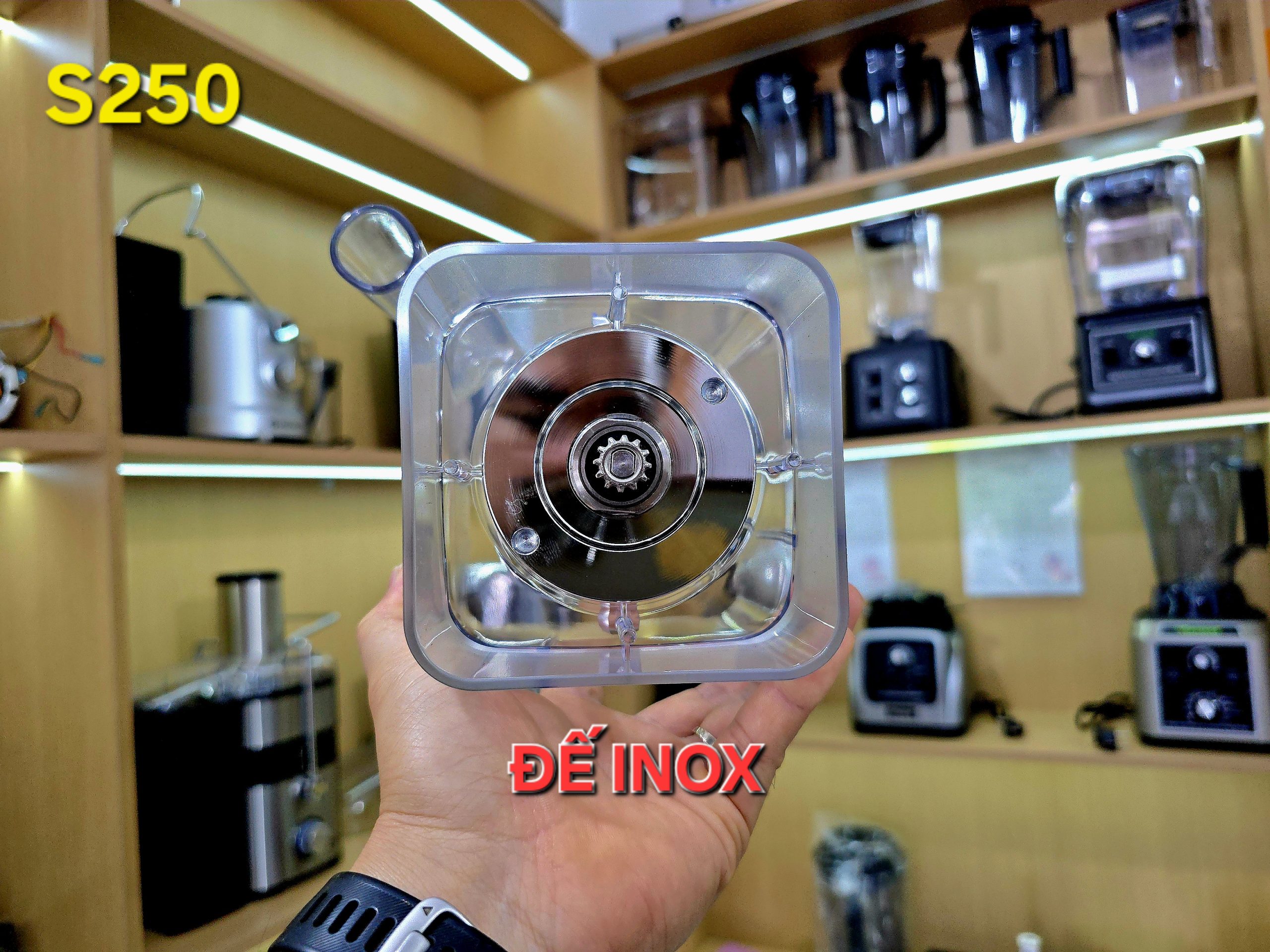 Máy Xay Sinh Tố Công Nghiệp VINAMAX S250 - Máy Tốt Cho Quán Nhỏ Và Vừa 27 Cối máy xay sinh tố công nghiệp VINAMAX S250 dung tích lớn, đế inox bền chắc, chuyên dùng cho quán cà phê