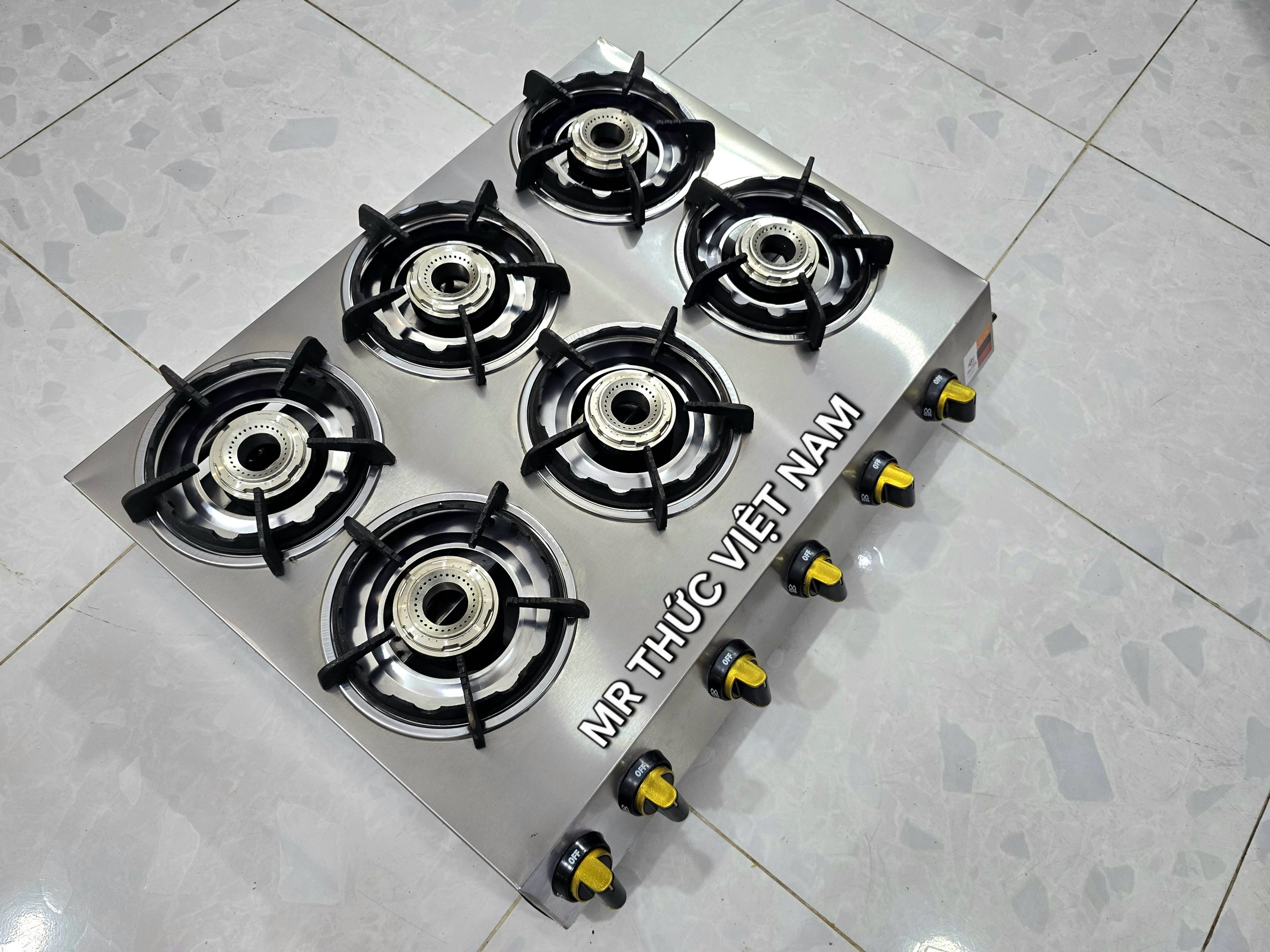 Bếp gas 6 họng cao cấp – Giải pháp tối ưu cho nhà hàng, quán ăn 9 Bếp gas 6 lò inox công nghiệp 6 họng lửa nhìn từ phía trước